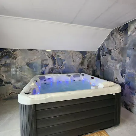 Saraj Lux Jacuzzi Apartment *